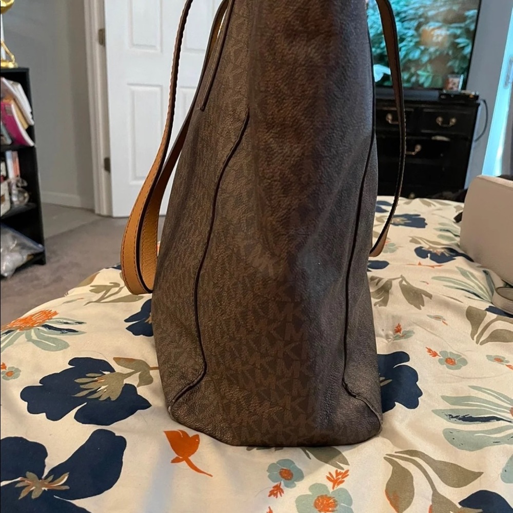 AUTHENTIC 💯% Michael Kors Large Tote - Picture 10 of 12